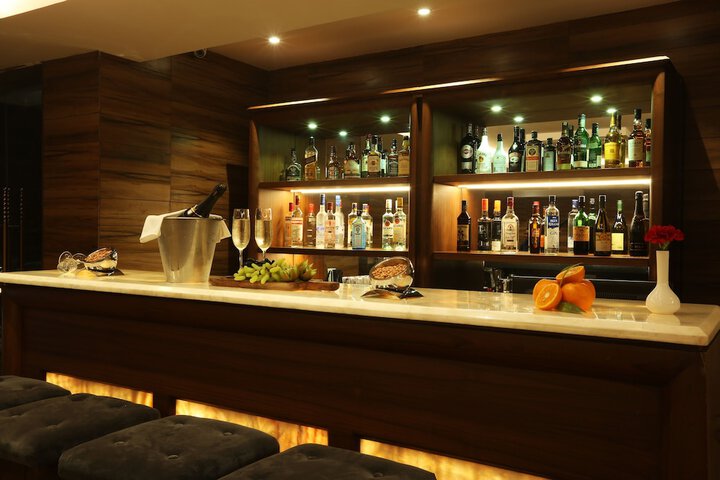 Lounge 38 of 52