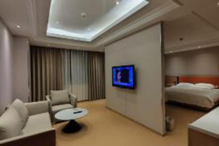 Room 7 of 9
