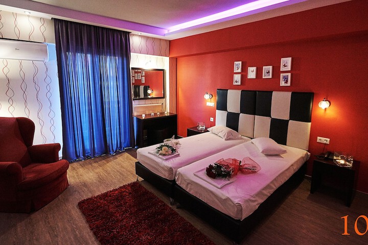 Room 12 of 33