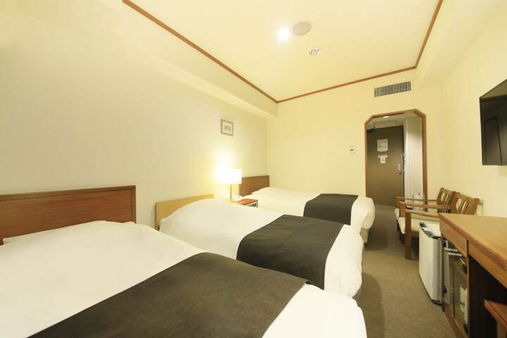 Room 11 of 32