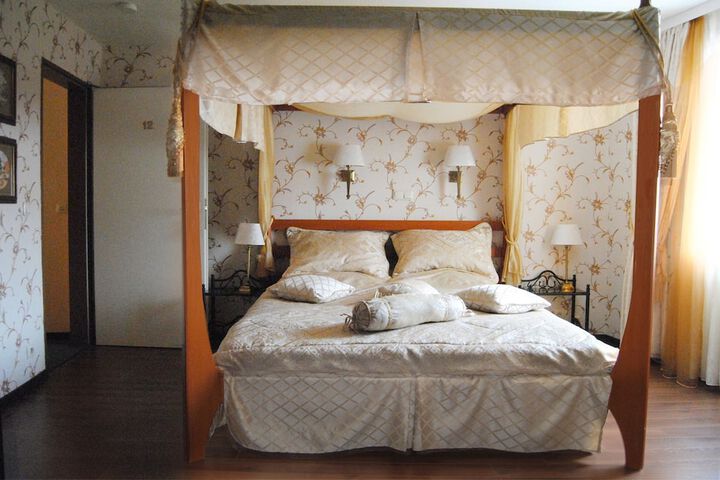 Room 5 of 42