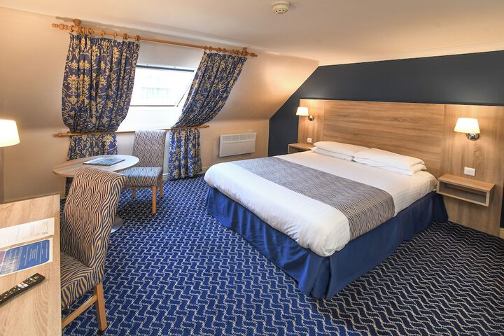 Room 44 of 216
