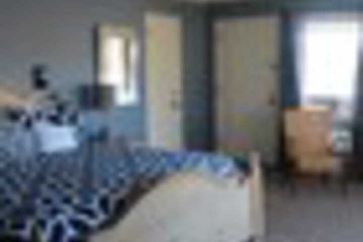Room 38 of 243