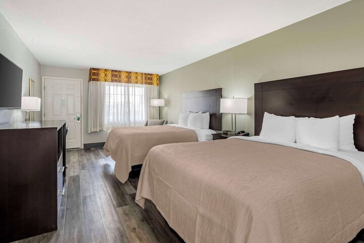 2 Queen Beds (2 of 6)