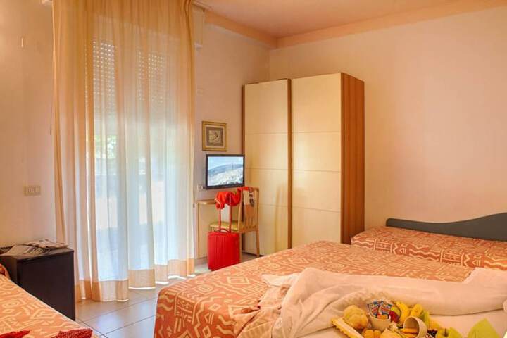Room 4 of 102
