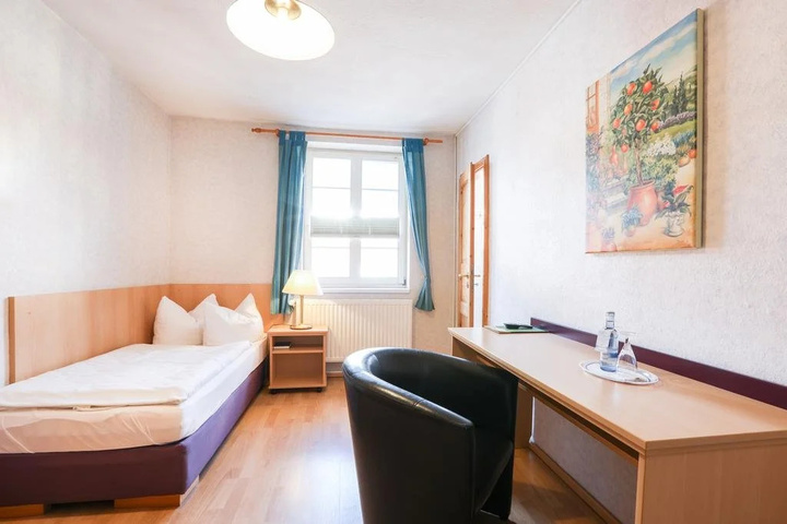 Room 4 of 11