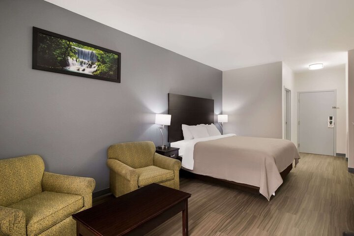 Queen Bed Accessible (8 of 15)