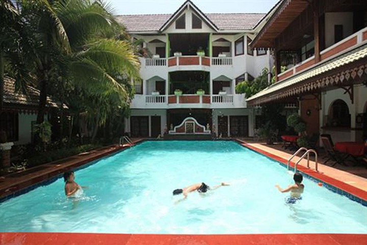 Hotel with Pool
