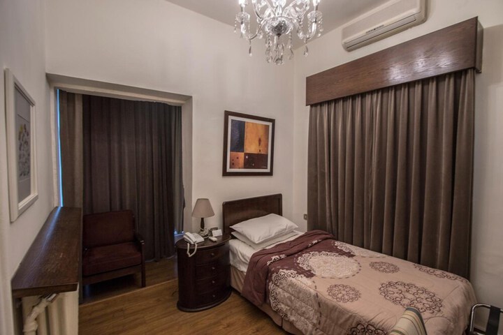 Room 6 of 28