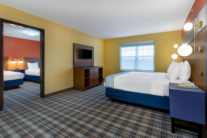 1 King Bed (9 of 17)