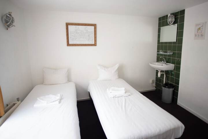Room 3 of 78