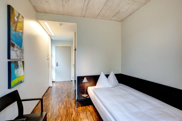 Room 10 of 38