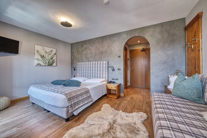Room 48 of 212