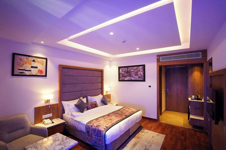 Room 5 of 16