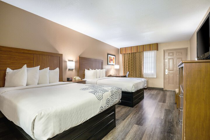 2 Queen Beds Flat Screen Television Dining Table High Speed Internet Accessible Microwa (2 of 9)