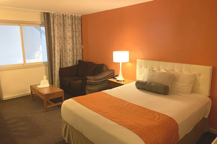 1 Queen Bed (2 of 2)