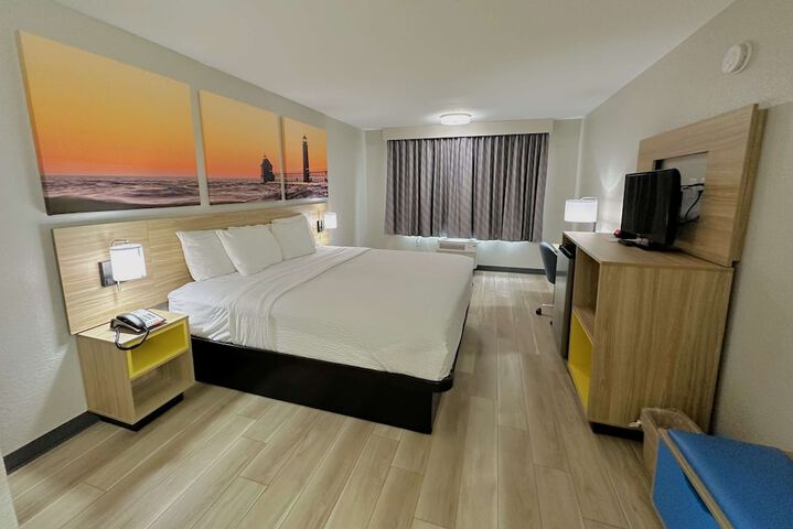 1 King Bed (3 of 17)