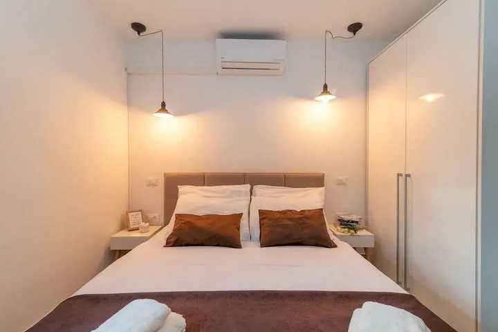 Room 10 of 18