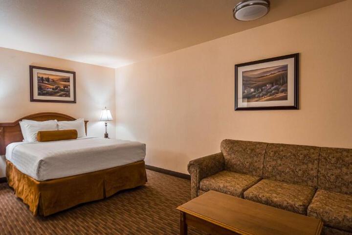 1 King Bed (3 of 9)