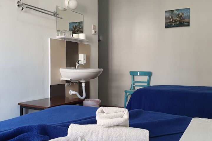 Room 25 of 103