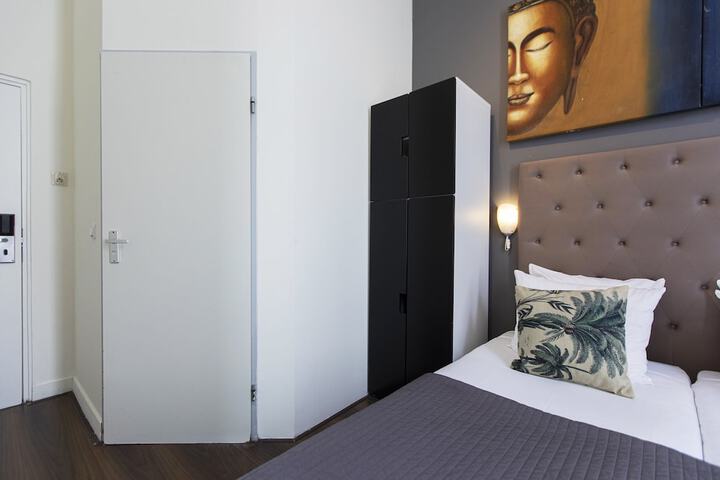 Room 35 of 96