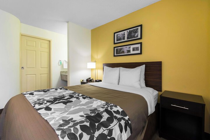 1 Queen Bed (5 of 10)