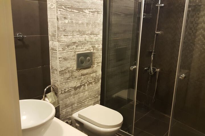 Room 5 of 17