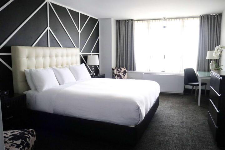 1 King Bed (7 of 8)