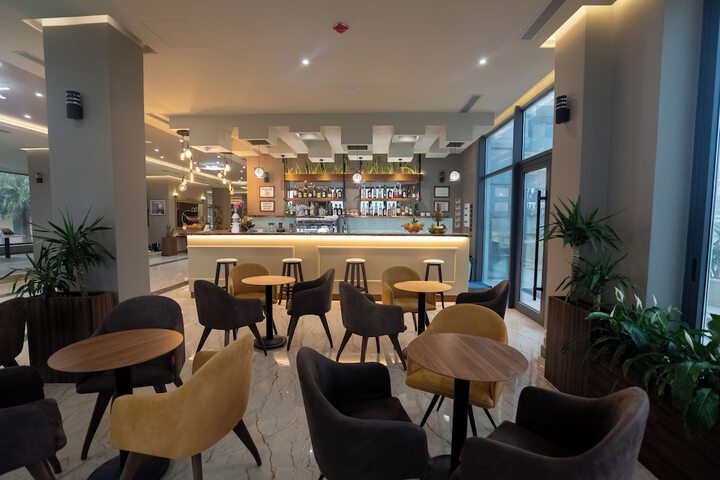 Lounge 18 of 29