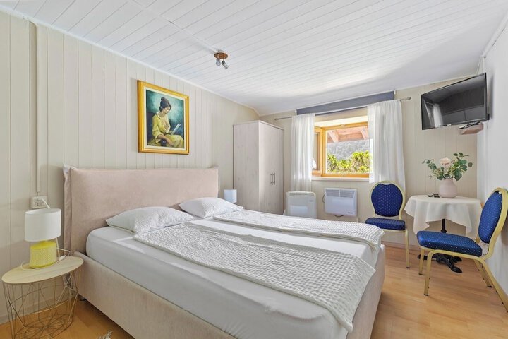 Room 10 of 36