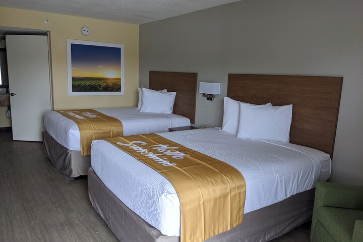 1 Queen Bed (11 of 18)