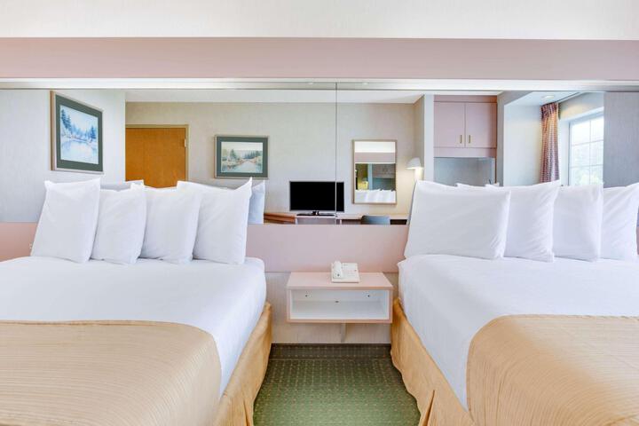 1 Queen Bed (3 of 14)
