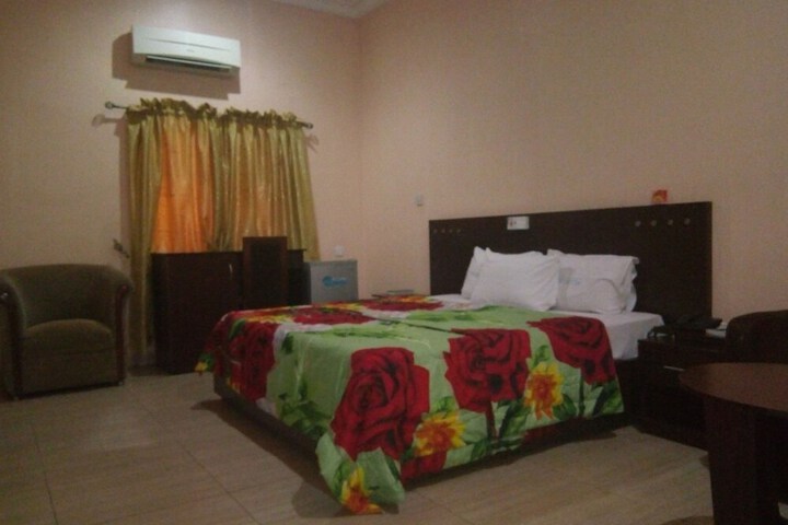 Room 10 of 25