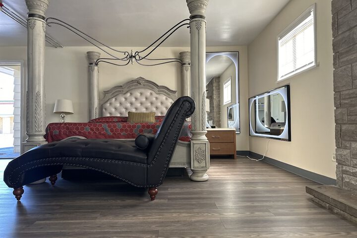 1 King Bed (4 of 7)