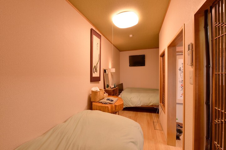 Room 3 of 28