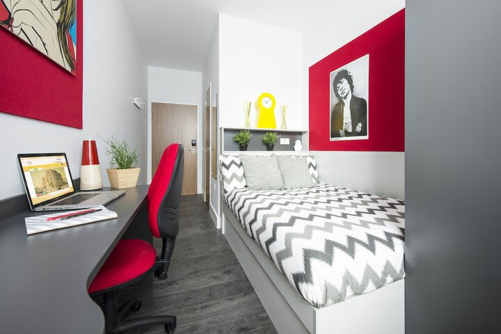 Room 4 of 17
