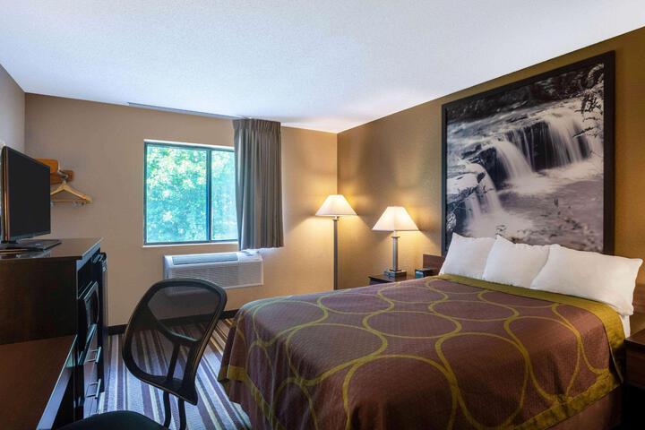 1 Queen Bed (2 of 6)