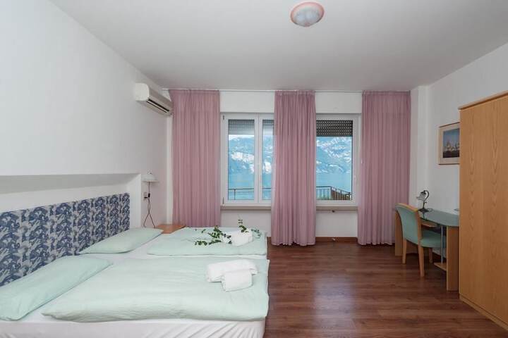 Room 6 of 65