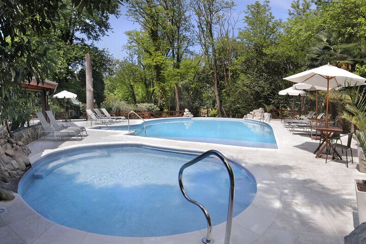 Pool 14 of 33