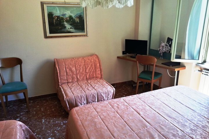 Room 8 of 102