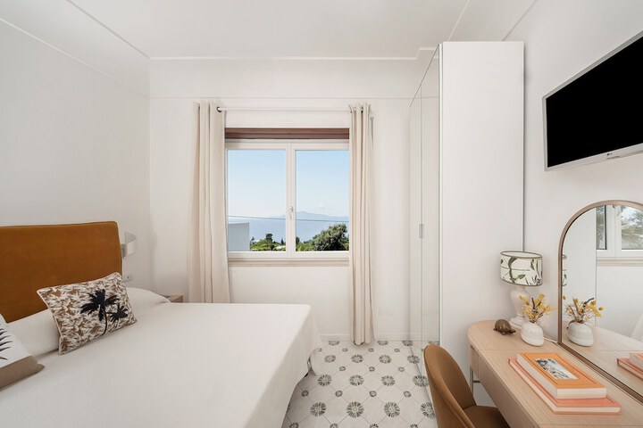Room 8 of 14