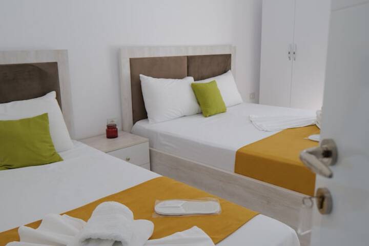 Room 9 of 28