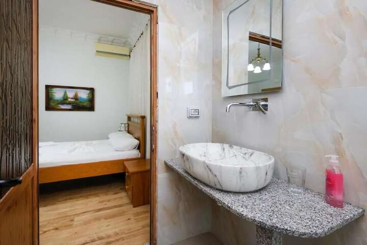 Room 19 of 122