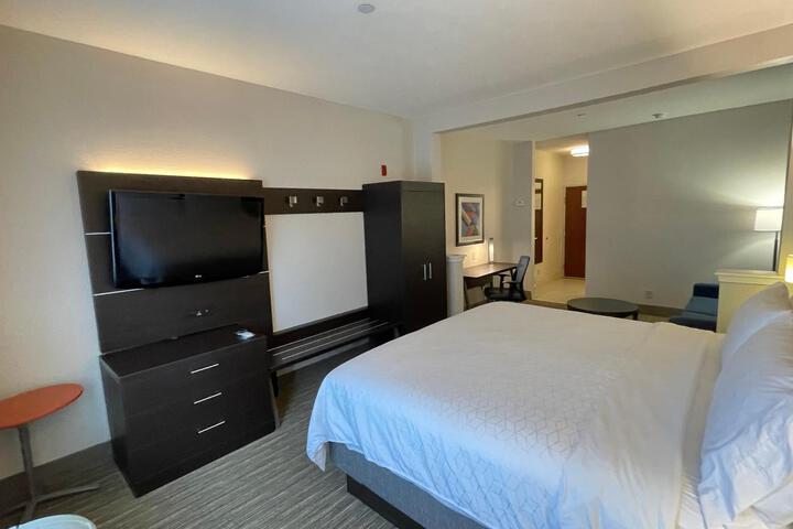 1 King Bed (2 of 22)