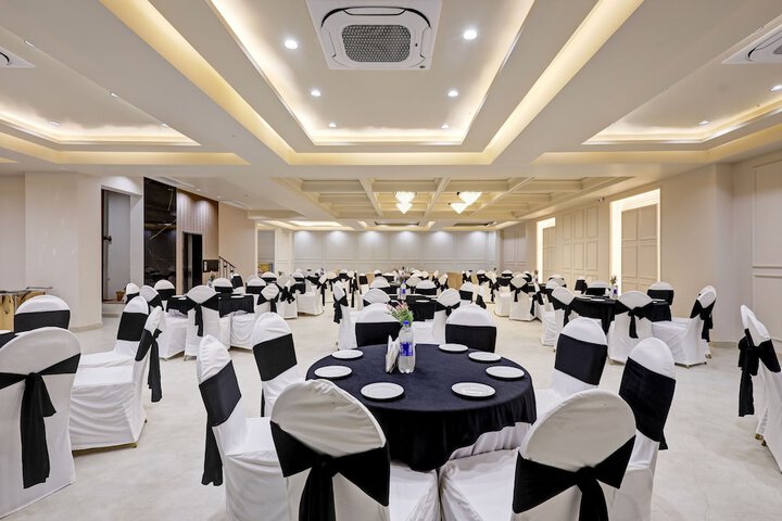 Ballroom/Hall 72 of 98
