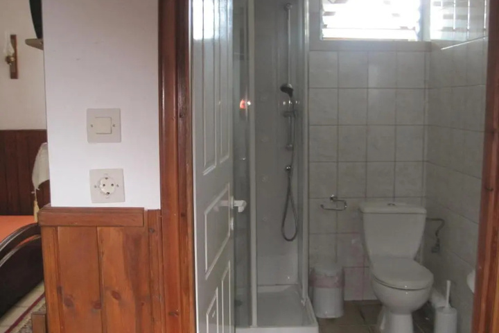 Room 5 of 9