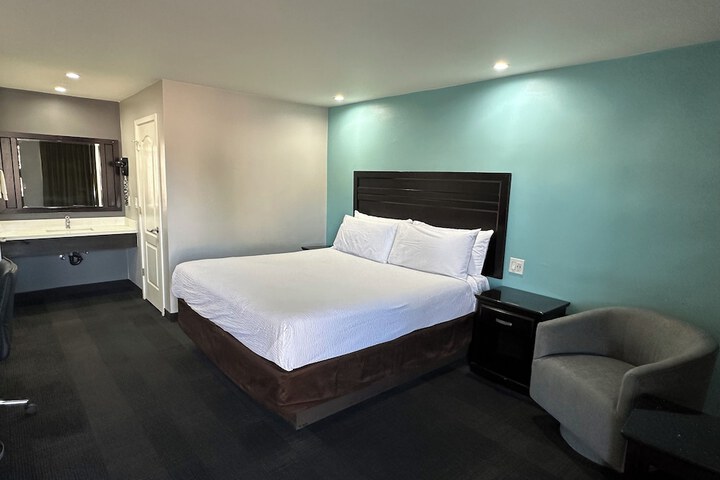 Deluxe King Bed (1 of 3)