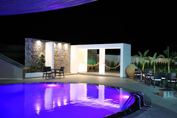 Pool Hotel