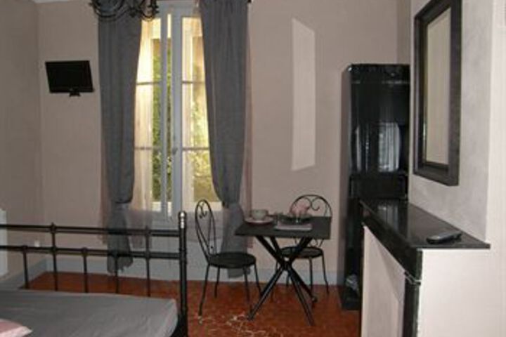 Room 10 of 16
