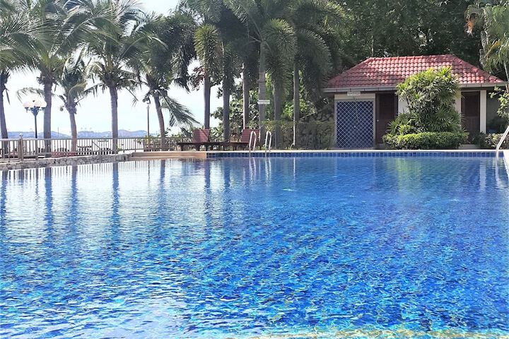 Hotel with Pool